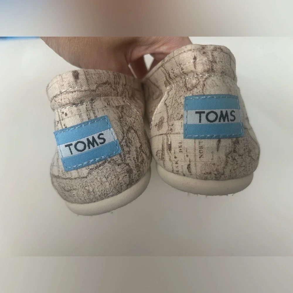 Toms Flats Slip-on shoes Size 7